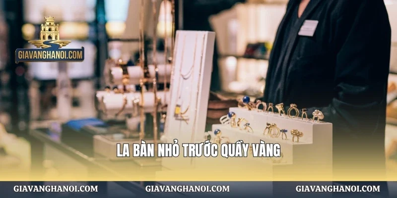 La bàn nhỏ trước quầy vàng